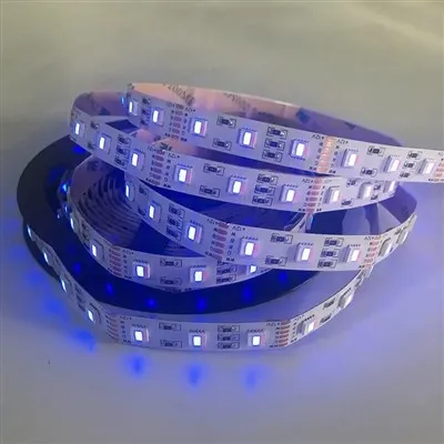 Stanza luminosa a strisce RGB
